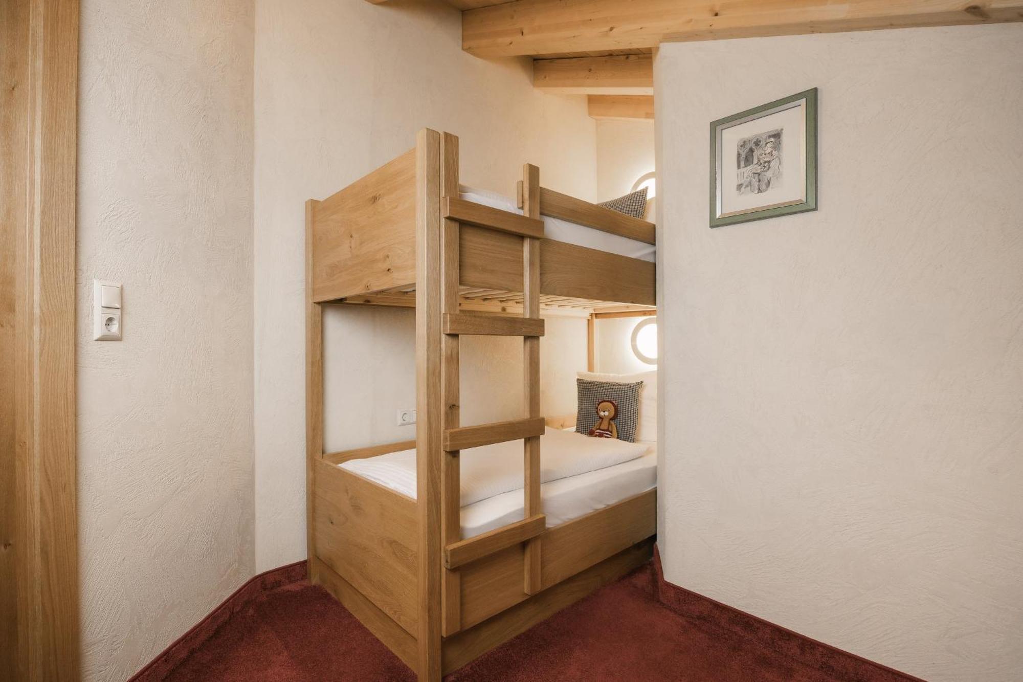 Neueroeffnung Miaflor Familien- & Aktivresort Ried im Oberinntal Zimmer foto