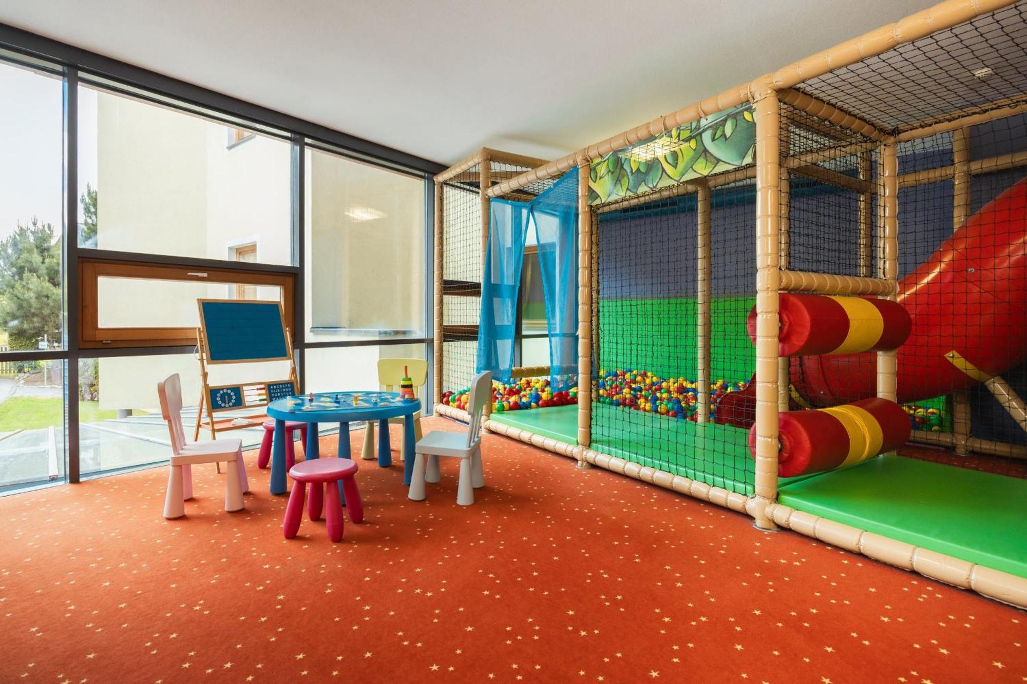 Neueroeffnung Miaflor Familien- & Aktivresort Ried im Oberinntal Exterior foto